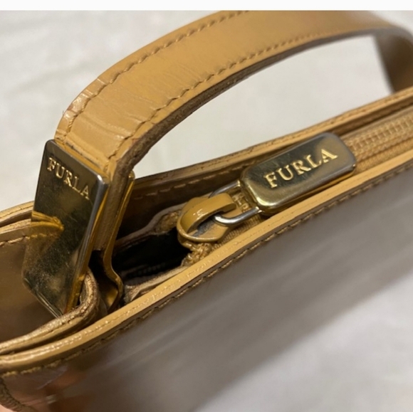 Elegant Tan Furla Leather Shoulder Bag - Picture 2 of 7